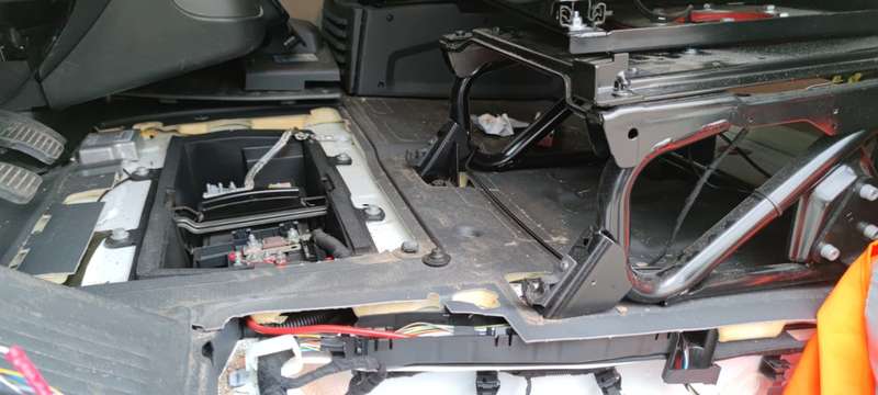 Starterbatterie und unter den Sitz dann die Liontron und evtl. den Booster